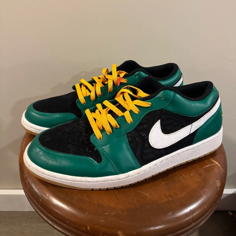 AIR JORDAN 1 LOW SE
"HOLIDAY SPECIAL - MALACHITE GREEN" - Picture 4 of 14
